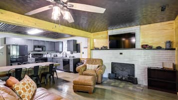 House (3 Bedrooms) | Living area | TV