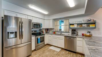 Apartemen (3 Bedrooms) | Dapur pribadi | Microwave, oven, kompor, dan mesin pencuci piring