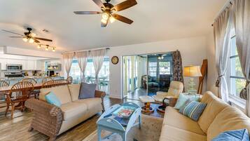 Apartemen (3 Bedrooms) | Area keluarga | TV, meja tenis meja, dan buku