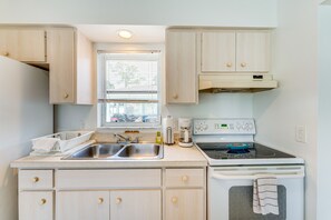 Microwave, oven, kompor, dan peralatan masak/sendok-piring