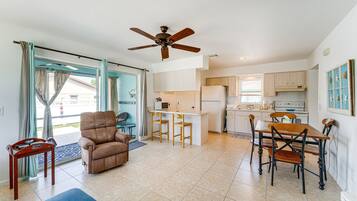 Apartemen (1 Bedroom) | Dapur pribadi | Microwave, oven, kompor, dan peralatan masak/sendok-piring