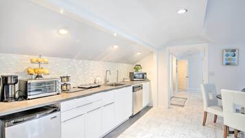 House (2 Bedrooms) | Private kitchen | Microwave, dishwasher, cookware/dishes/utensils, paper towels