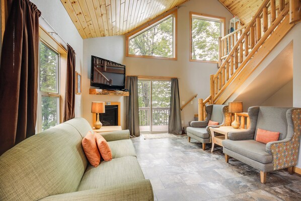 Rumah (2 Bedrooms) | Area keluarga | TV, perapian, dan buku