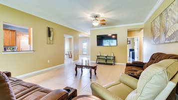 House (5 Bedrooms) | Living area | TV