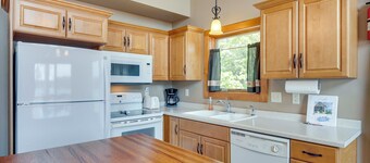 Lakefront Wisconsin Getaway w/ Kayak + Boat Dock!