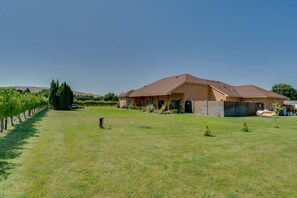 Exterior - West Richland Home w/ Vineyard & Mountain Views! (West Richland)