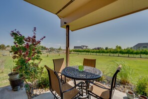 Outdoor dining - West Richland Home w/ Vineyard & Mountain Views! (West Richland)