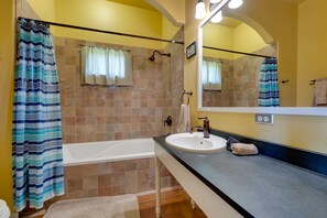 House (3 Bedrooms) | Bathroom - West Richland Home w/ Vineyard & Mountain Views! (West Richland)