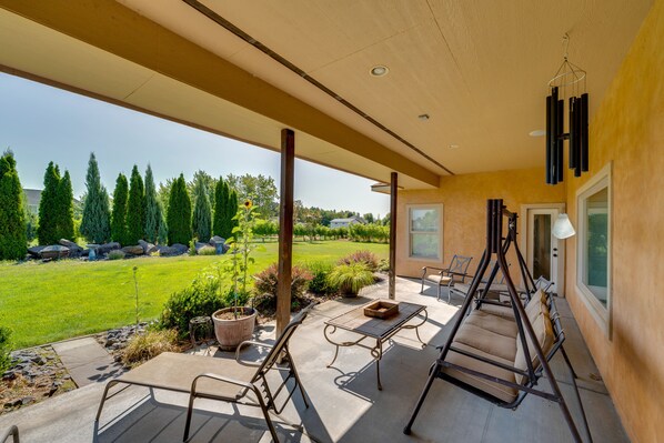 Outdoor dining - West Richland Home w/ Vineyard & Mountain Views! (West Richland)