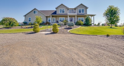 Kid-friendly Pasco Farmhouse w/ Playset, Game Room