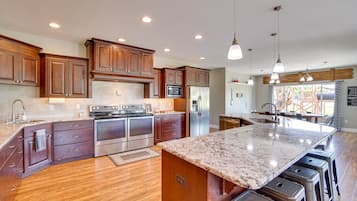 House (6 Bedrooms) | Private kitchen | Microwave, oven, stovetop, dishwasher