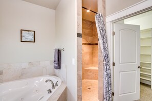 House (6 Bedrooms) | Bathroom | Bathtub