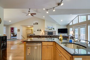 House (5 Bedrooms) | Interior