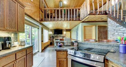 Lakefront Outing Home: Private Dock + Volleyball!