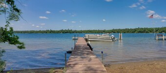 Lakefront Outing Home: Private Dock + Volleyball!