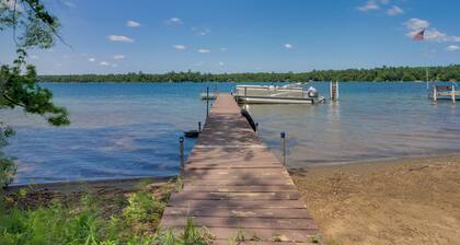 Lakefront Outing Home: Private Dock + Volleyball!