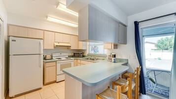 Apartment (2 Bedrooms) | Private kitchen | Microwave, oven, stovetop, dishwasher