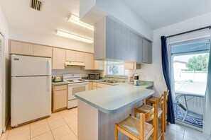 Apartment (2 Bedrooms) | Private kitchen | Microwave, oven, stovetop, dishwasher - Pet-friendly Englewood Getaway Near Ocean! (Englewood)