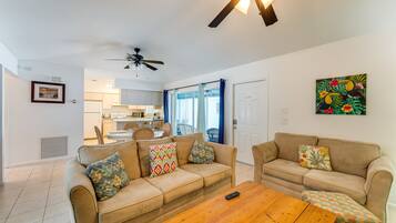 TV, meja tenis meja, dan buku