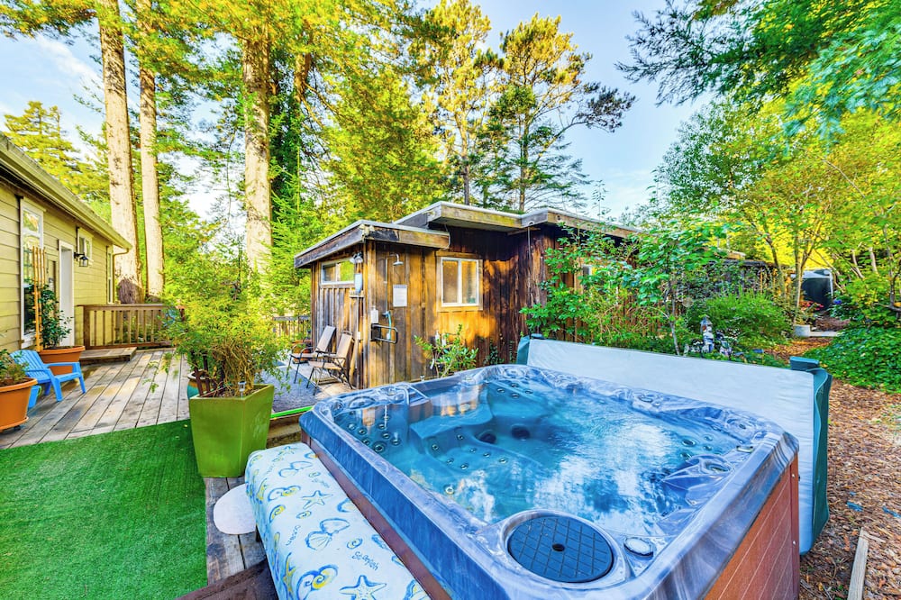 Hot Tub & Views: 'secret Garden' Fort Bragg Cabin - Inglenook, CA