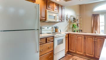 Apartment (2 Bedrooms) | Private kitchen | Microwave, oven, stovetop, dishwasher