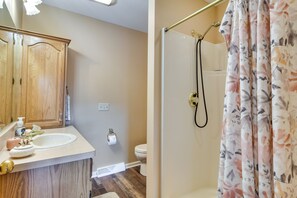公寓 (2 Bedrooms) | 浴室 | 浴缸、提供毛巾