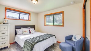A bedroom with a bed, a chair, a dresser, and two windows. - Julian Cottage Stay w/ Near Wildlife & Wineries (Julian)