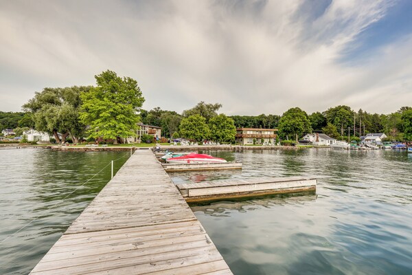 Canandaigua Lake Romantic Getaway W/ Boat Slip! - Bloomfield, NY