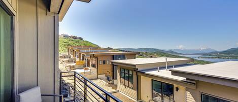 Ein modernes Hotel mit Balkon, großen Fenstern und Bergblick.