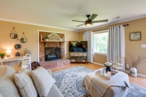 Huis (3 Bedrooms) | Woonruimte | Televisie, een open haard en boeken