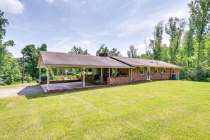 A single-story brick building with a covered patio area. - 'the Travis House at Lantern Springs' on Farm! (Lexington)