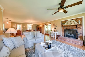 Télévision, cheminée, livres