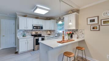 House (4 Bedrooms) | Private kitchen | Cookware/dishes/utensils, paper towels