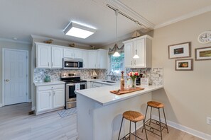 House (4 Bedrooms) | Private kitchen | Cookware/dishes/utensils, paper towels