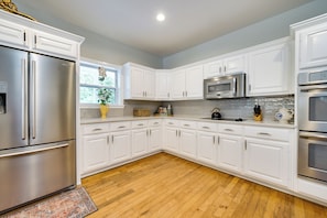 Interior - Mena Getaway w/ Pool - 6 Mi to Wolf Pen Gap! (Mena)