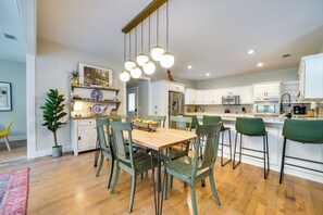 Interior - Mena Getaway w/ Pool - 6 Mi to Wolf Pen Gap! (Mena)