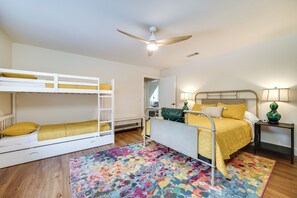 Interior - Mena Getaway w/ Pool - 6 Mi to Wolf Pen Gap! (Mena)