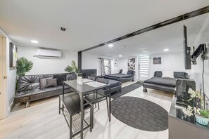 Interior - Pool & Putting Green Access: West Park Escape (Hollywood)