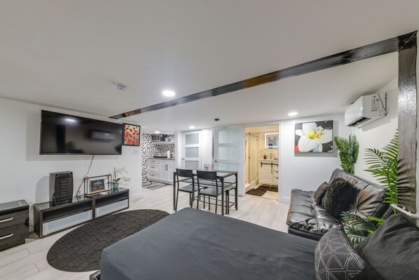 Interior - Pool & Putting Green Access: West Park Escape (Hollywood)