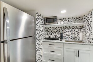 Interior - Pool & Putting Green Access: West Park Escape (Hollywood)