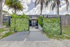 Interior - Pool & Putting Green Access: West Park Escape (Hollywood)