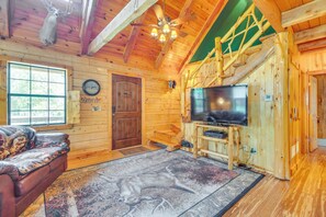 Interior - Secluded Oakland Cabin w/ Private Yard! (Oakland)
