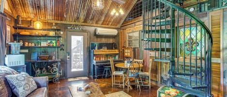 Maison (2 Bedrooms) | Aire de séjour | Foyer, console de jeux vidéo, lecteur de DVD, livres