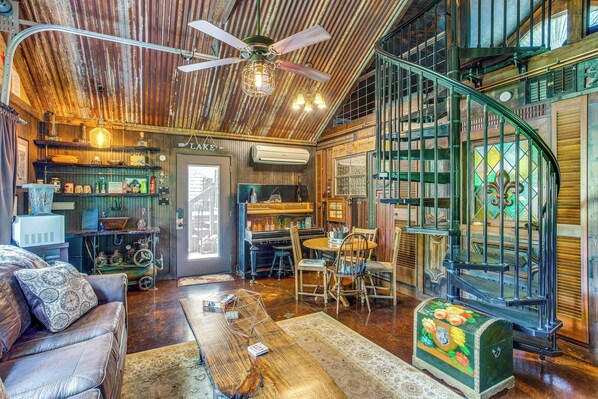 House (2 Bedrooms) | Living area