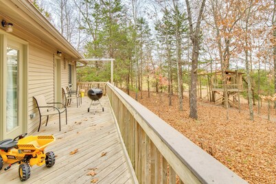 Serene Yellville Retreat w/ Hot Tub on 85 Acres
