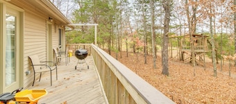 Serene Yellville Retreat w/ Hot Tub on 85 Acres