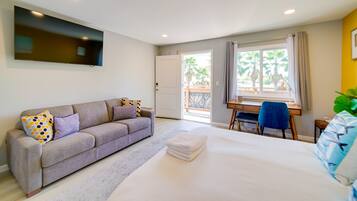 Ruang kerja ramah laptop, setrika/meja setrika, dan seprai linen