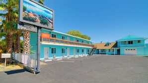 Motellissa on suuri kyltti, jossa lukee ”Lake Life”, ja se tarjoaa upeat näkymät järvelle ja vuorille. Sen ulkoseinät ovat siniset, ja siellä on useita huoneita sekä pysäköintialue.