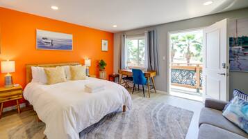 Ruang kerja ramah laptop, setrika/meja setrika, dan seprai linen