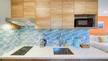 Microwave, blender, peralatan masak/sendok-piring, dan tisu